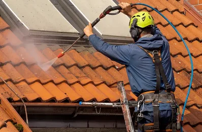 Démoussage et hydrofuge de toiture à Groix